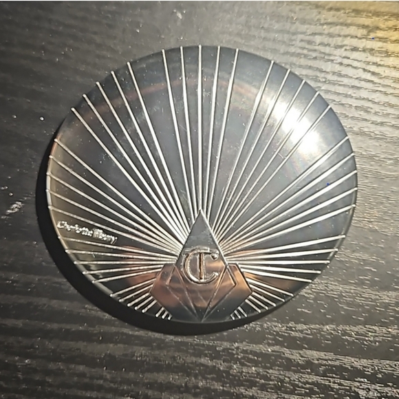 Charlotte Tilbury Hollywood Superstar Face and Body Highlighter - Picture 6 of 7